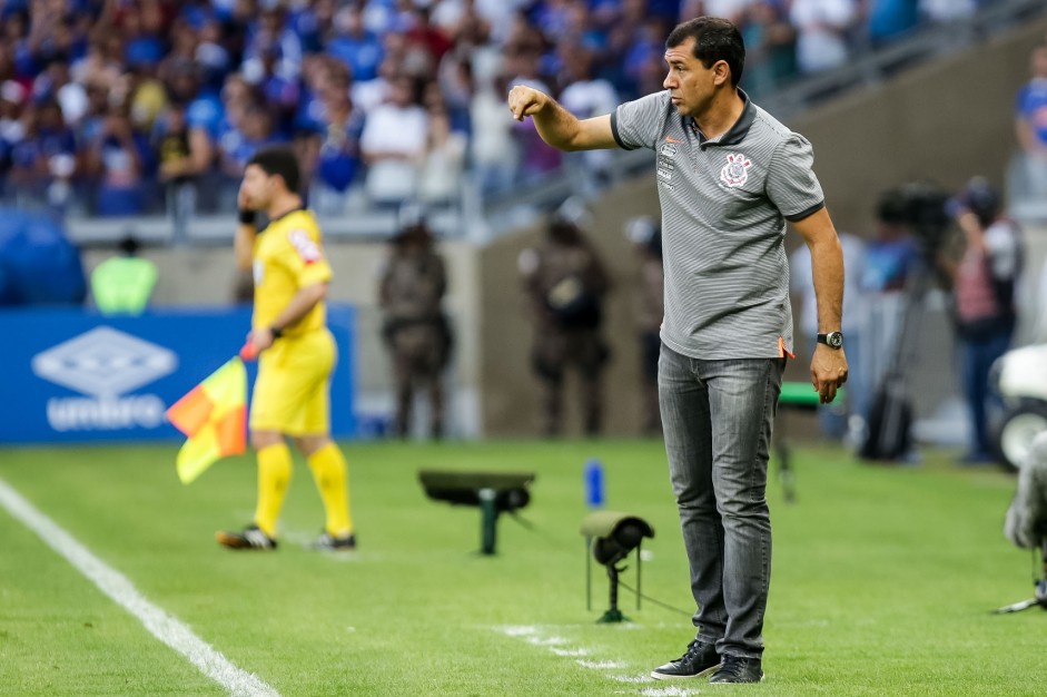O técnico Carille tentando orientar o time na partida contra o Cruzeiro