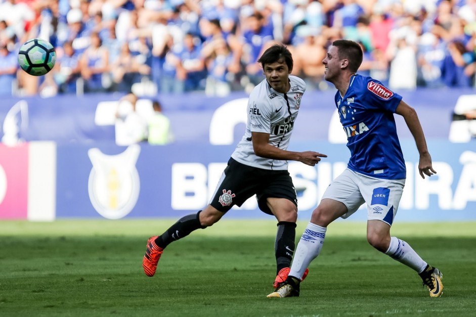 Romero, sempre versátil, foi titular do começo ao fim contra o Cruzeiro