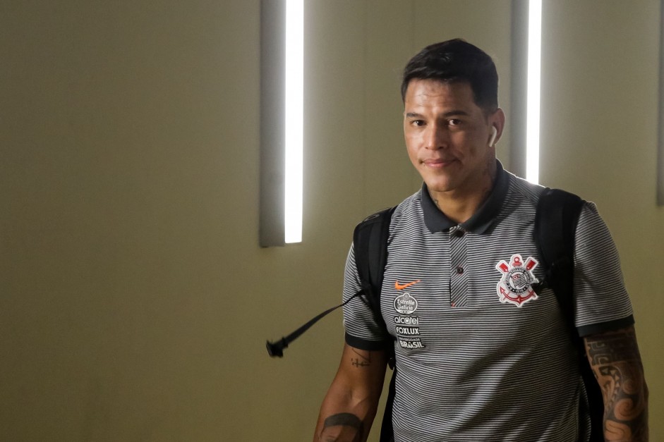Giovanni Augusto chegando ao Mineiro para o jogo contra o Cruzeiro
