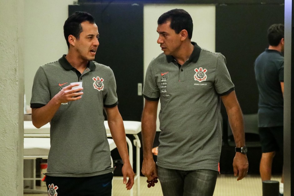Rodriguinho e Carille conversam no vestirio do Mineiro antes do jogo contra o Cruzeiro