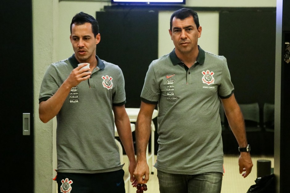 Rodriguinho e Fbio Carille no vestirio do Mineiro esperando pelo incio do jogo contra o Cruzeiro