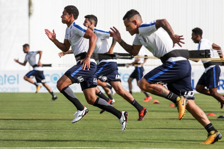 Jogadores do Corinthians realizam treino fsico