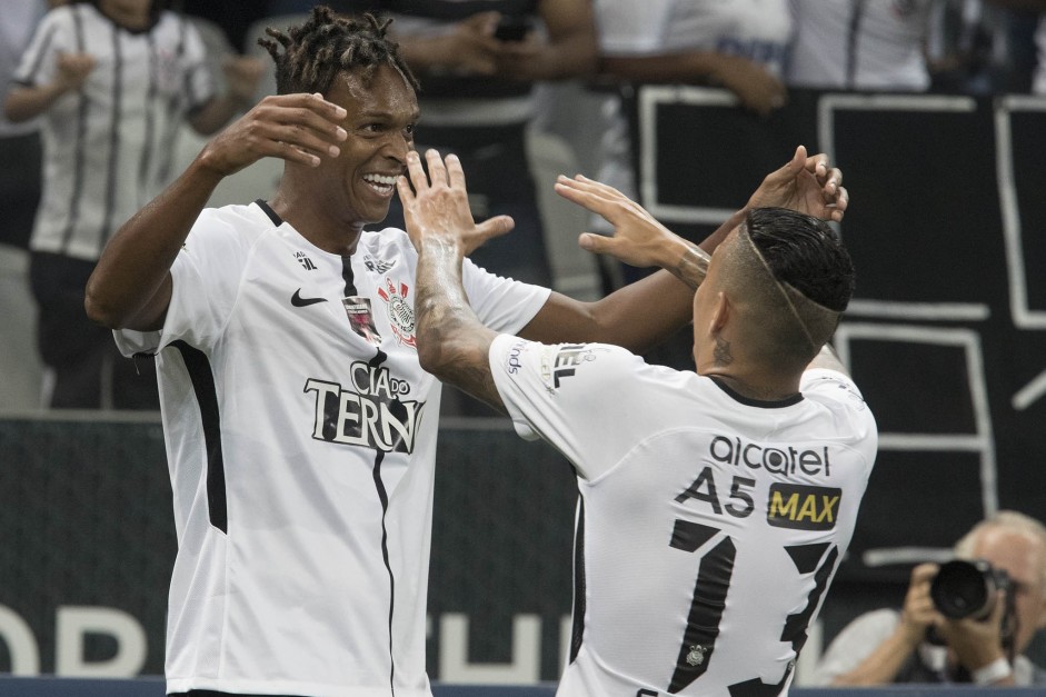 Arana zoando o novo penteado de Jô após o atacante marcar o primeiro gol do jogo contra o Coritiba