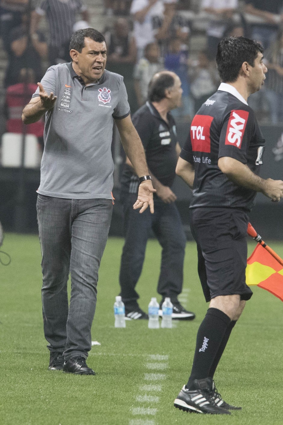 Carille passando instruções aos jogadores durante a partida contra o Coritba