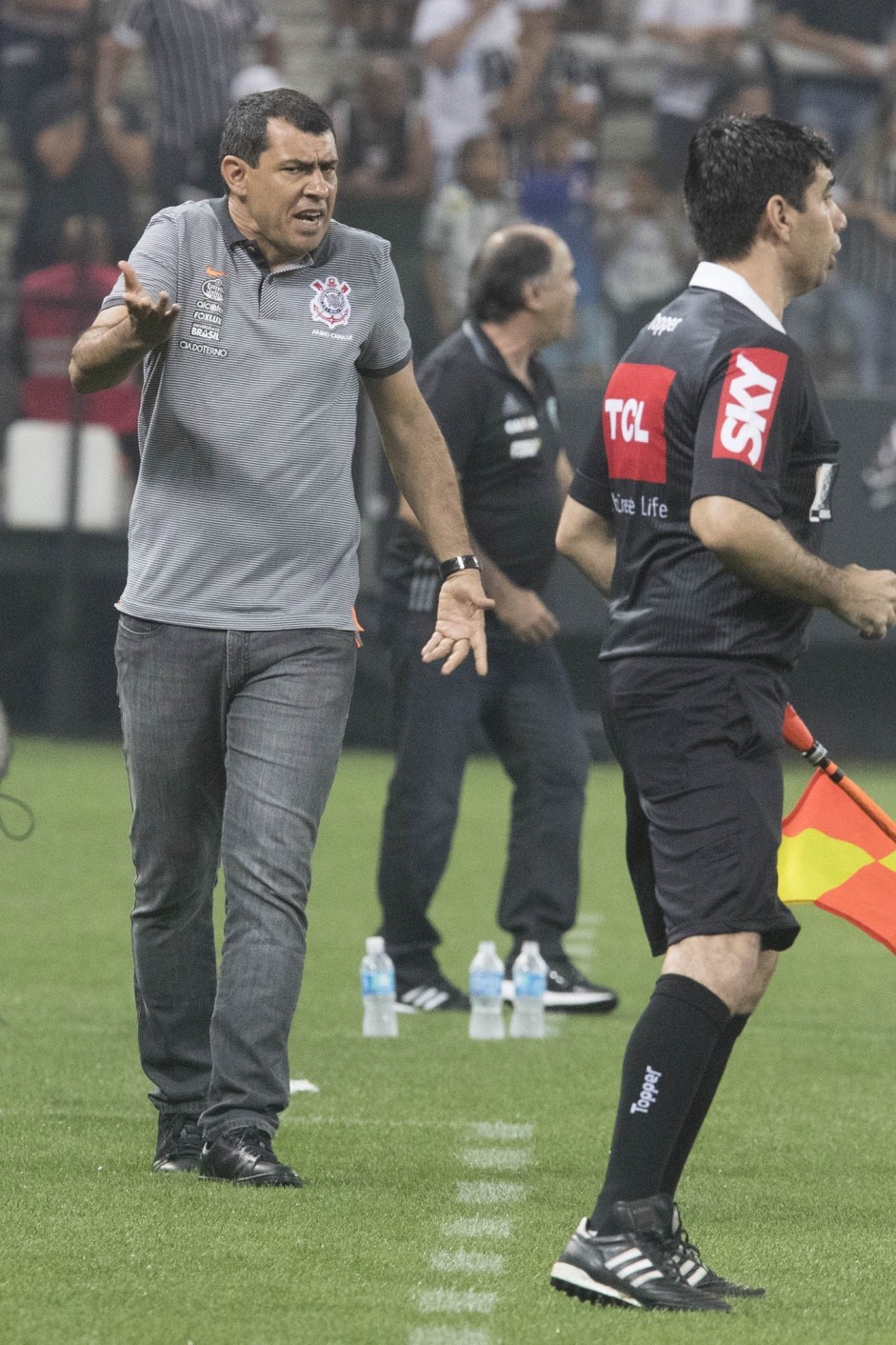 Carille passando instrues aos jogadores durante a partida contra o Coritba