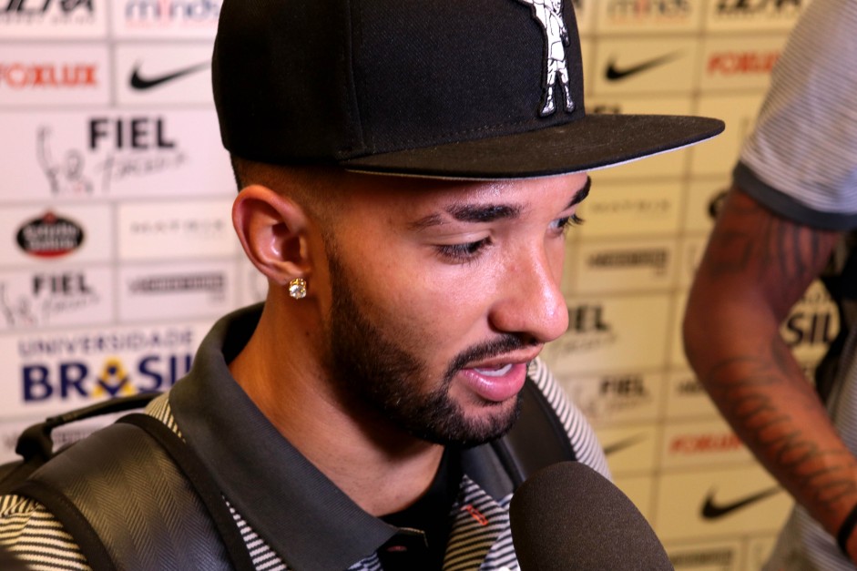 Clayson disse não saber motivo do princípio de confusão com Felipe Melo Clayson disse não saber motivo do princípio de confusão com Felipe Melo