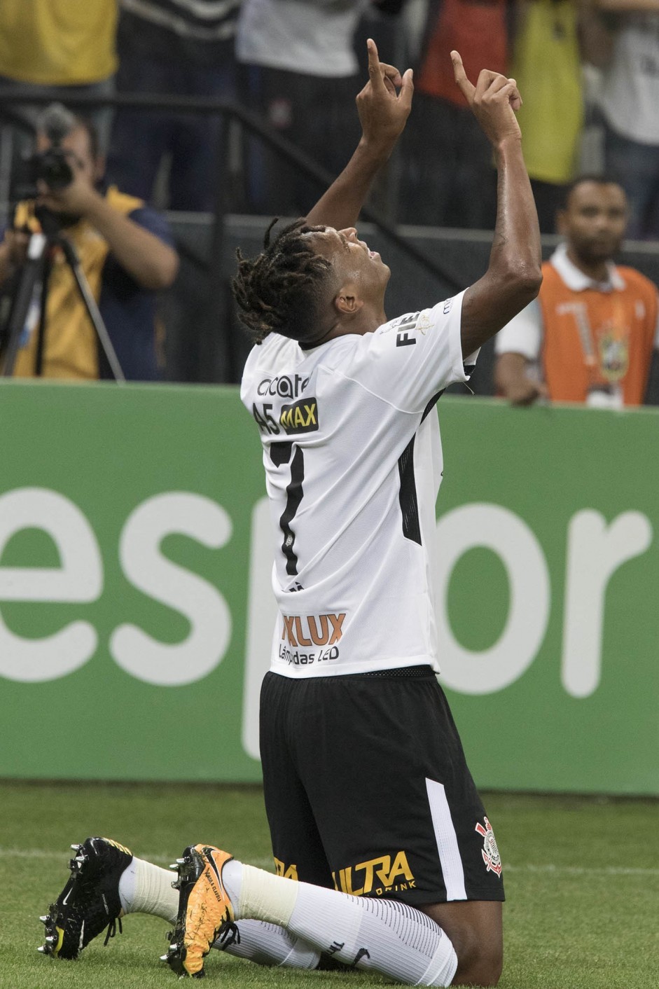 Jô marcou o primeiro gol do Corinthians contra o Coritiba na Arena