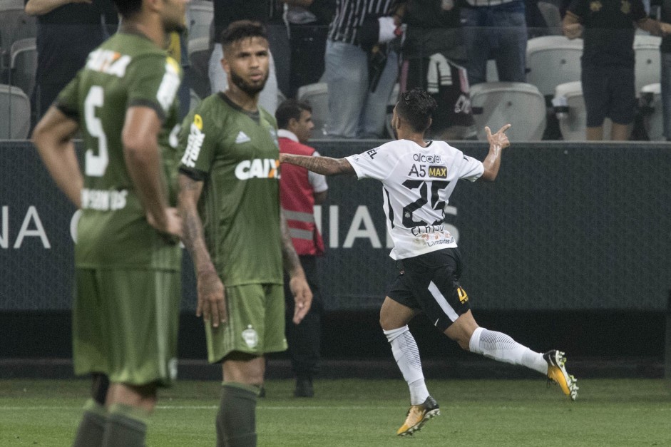 Jogadores do Coritiba abatidos após tomar o terceiro gol do Corinthians