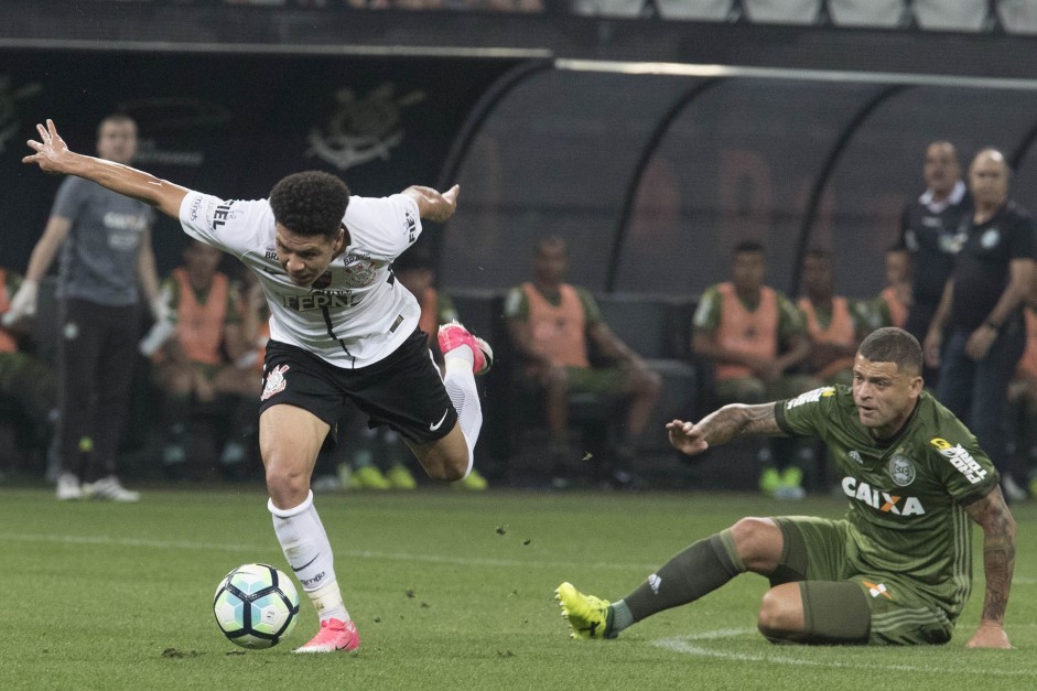 Marquinhos Gabriel sofrendo falta durante partida contra o Coritiba na Arena