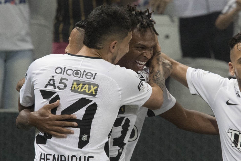Pedro Henrique abraça Jô pelo gol marcado contra o Coritiba