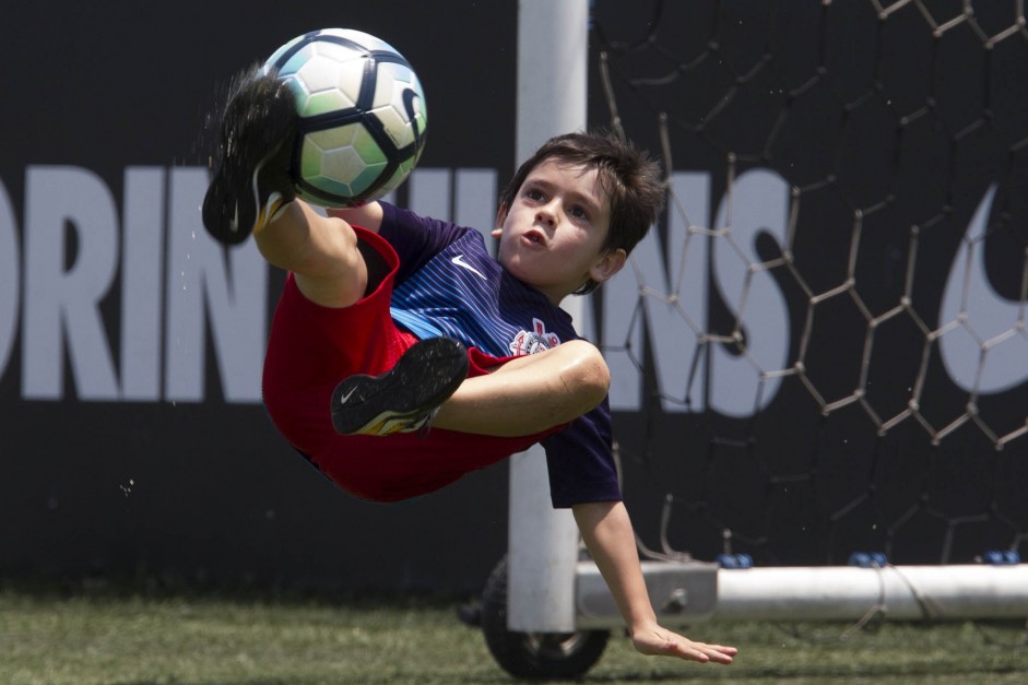 Mini Fagner esteve em mais um treinamento do Corinthians; O garotinho deu show