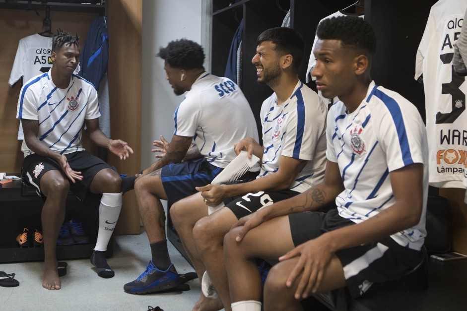 Jô, Kazim, Camacho e Wariam no vestiário da Arena Fonte Nova antes do jogo contra o Bahia