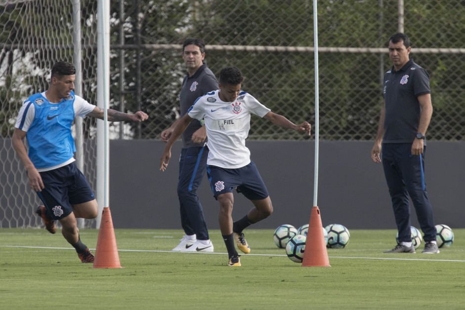 Pedrinho, sob o olhar do treinador Fábio Carille