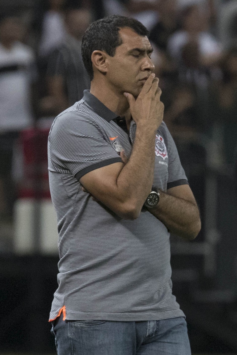 Fbio Carille esboa preocupao com o empate diante o Grmio, na Arena Corinthians