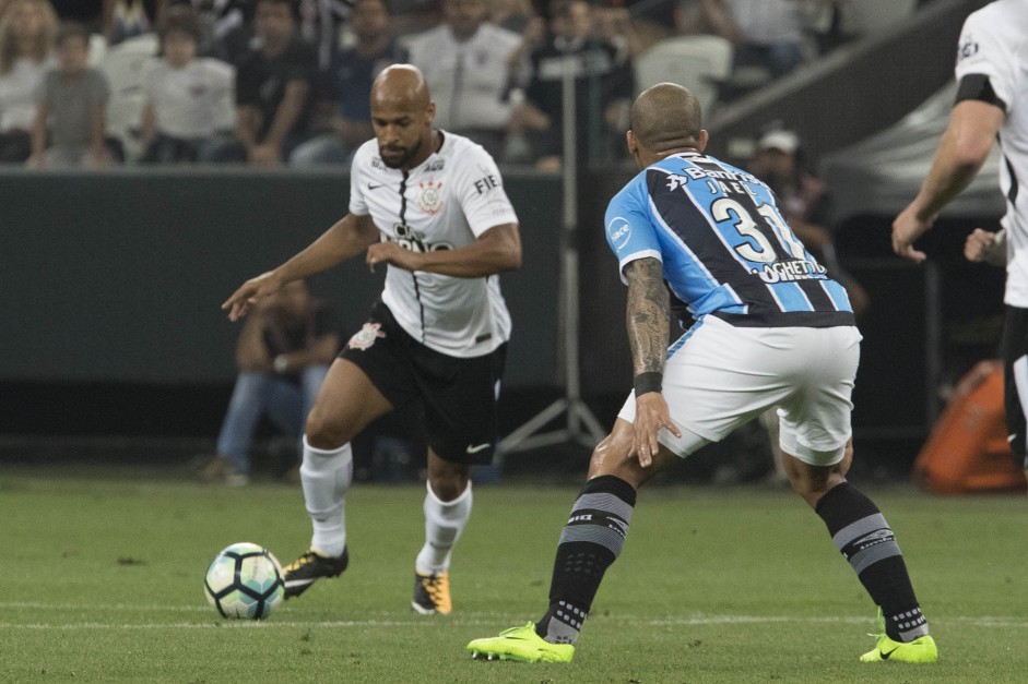 Fellipe Bastos entrou no lugar do volante Gabriel, contra o Grmio, na Arena Corinthians