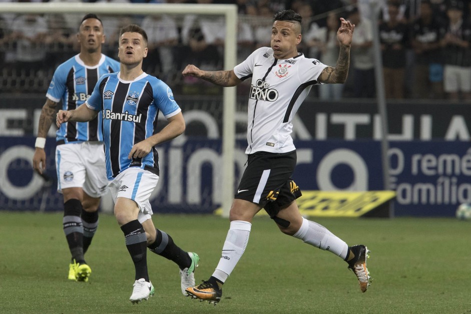 Guilherme Arana em jogada contra o Grmio, na Arena Corinthians