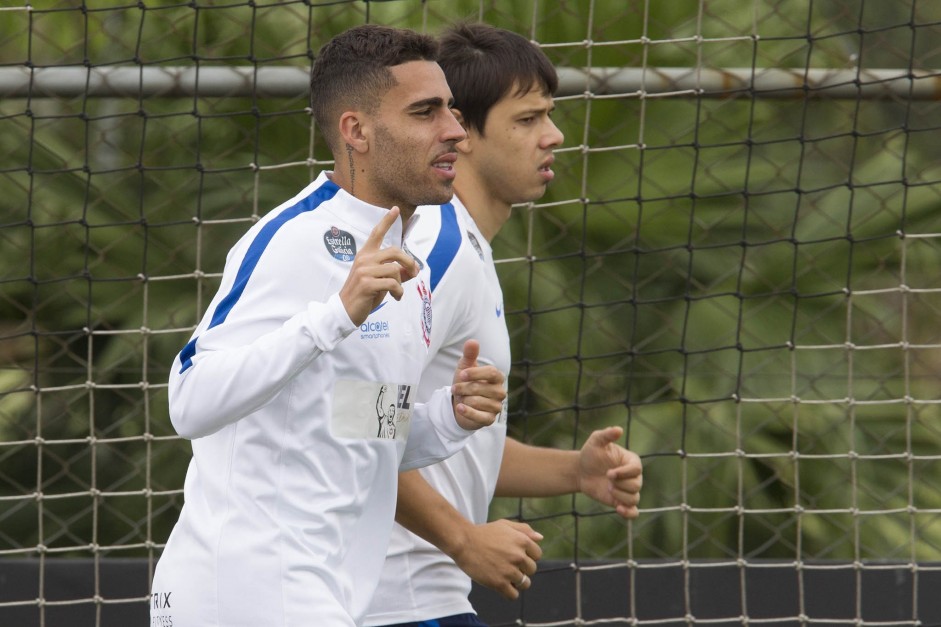 Gabriel e Romero correm pelo gramado durante o treinamento desta sexta-feira no CT
