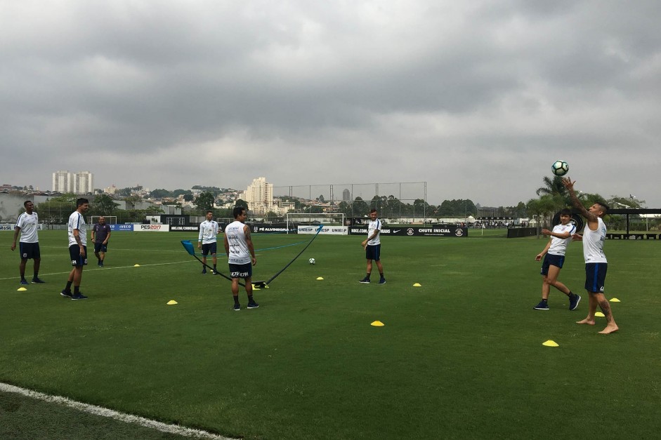 Jogadores do Corinthians no treino desta sexta-feira no CT Joaquim Grava