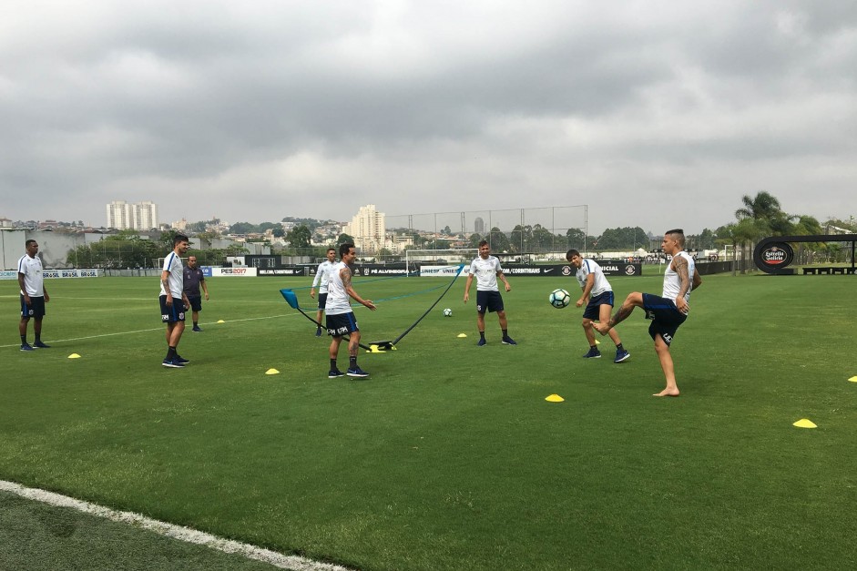 Jogadores do Corinthians no treino desta sexta-feira no CT Joaquim Grava
