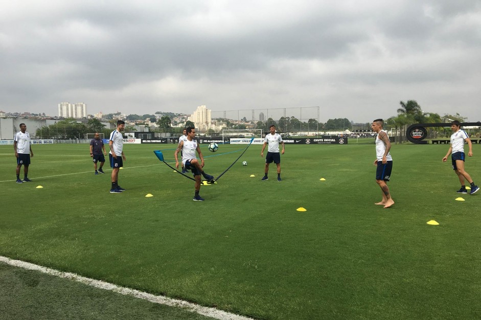 Jogadores do Corinthians no treino desta sexta-feira no CT Joaquim Grava