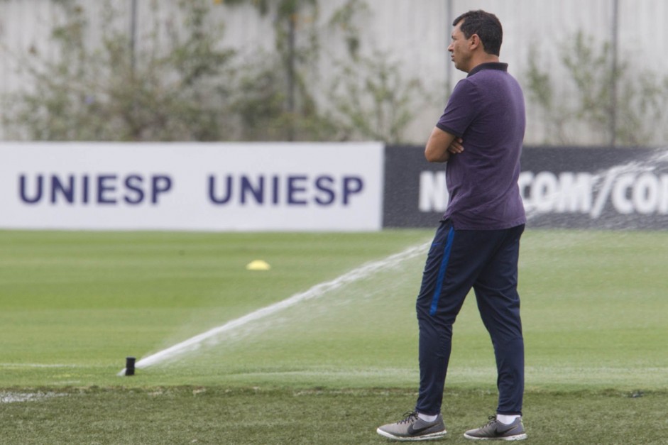 O técnico Carille conduziu o treinamento no CT esta tarde de sexta-feira