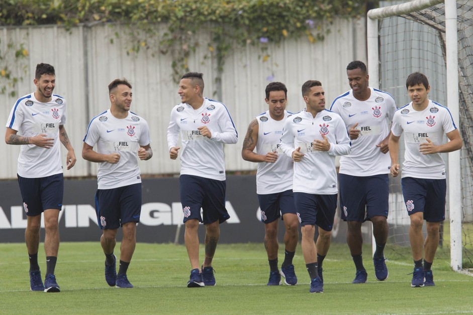 Os jogadores correndo no gramado já de olho no Botafogo