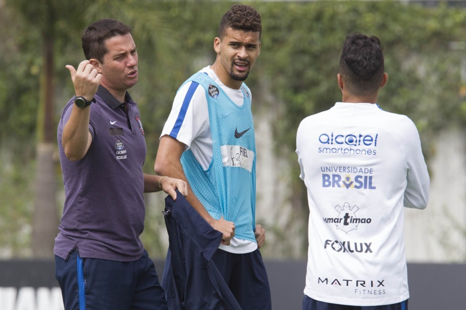 Osmar Loss e Léo Santos conversam com Clayson durante o treino