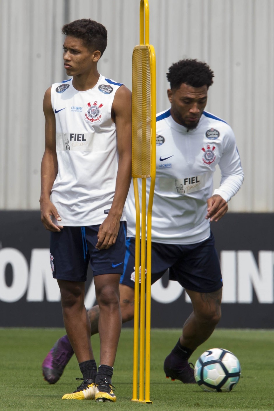 Pedrinho e Kazim no treino desta sexta-feira no CT Joaquim Grava