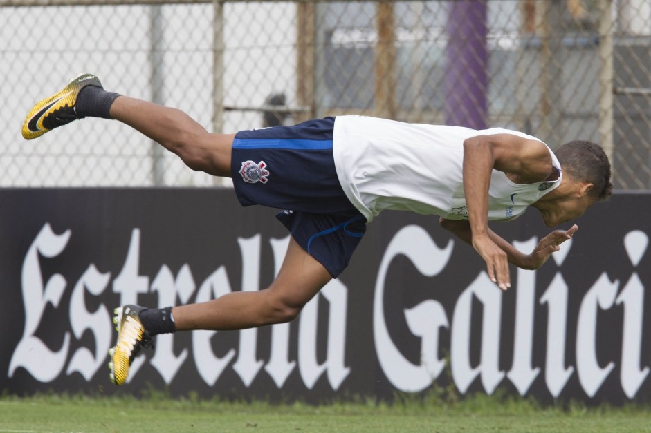 Voa, Pedrinho! Atacante em foto inusitada durante treinamento