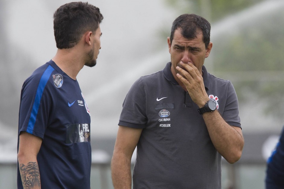 Carille conversa com o zagueiro Pedro Henrique durante penltimo treino antes de encarar o Botafogo