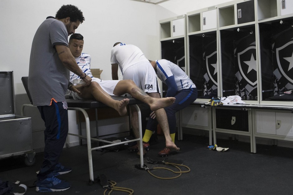 Guilherme Arana recebe atendimento antes do jogo contra o Botafogo no Engenhão