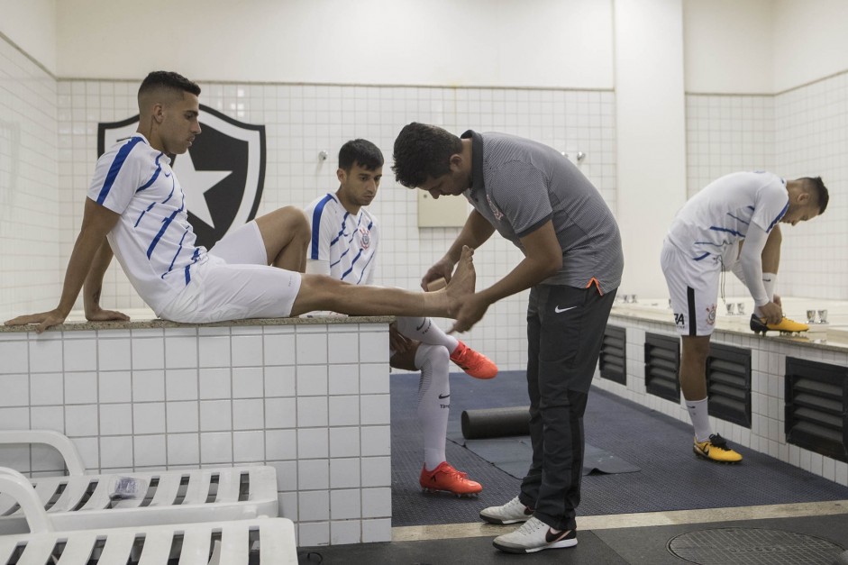 Guilherme recebe atendimento antes do jogo contra o Botafogo no Engenhão