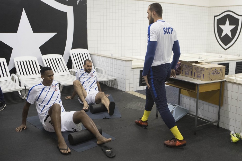 Jô, Danilo e Walter se alongando no vestiário do Engenhão antes do duelo contra o Botafogo