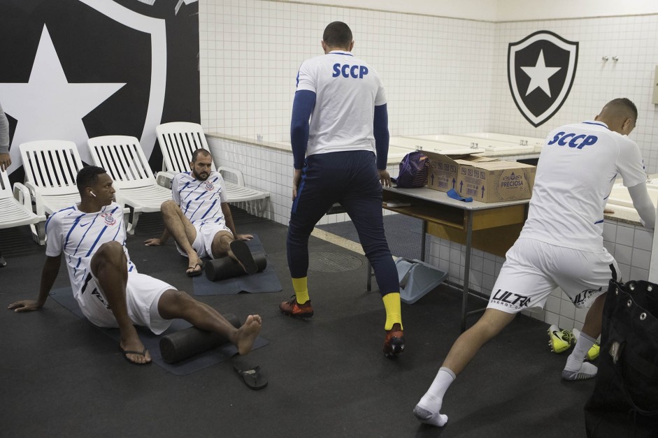 Jogadores se alongam no vestiário do Engenhão antes do jogo contra o Botafogo