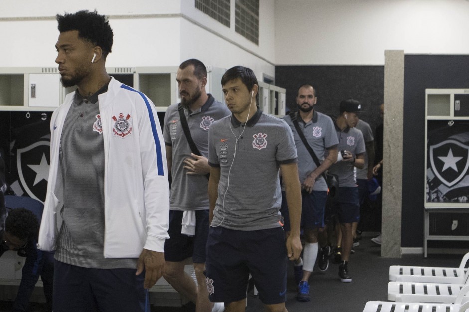 Kazim, Romero, Walter e Danilo chegam no vestiário para enfrentar o Botafogo