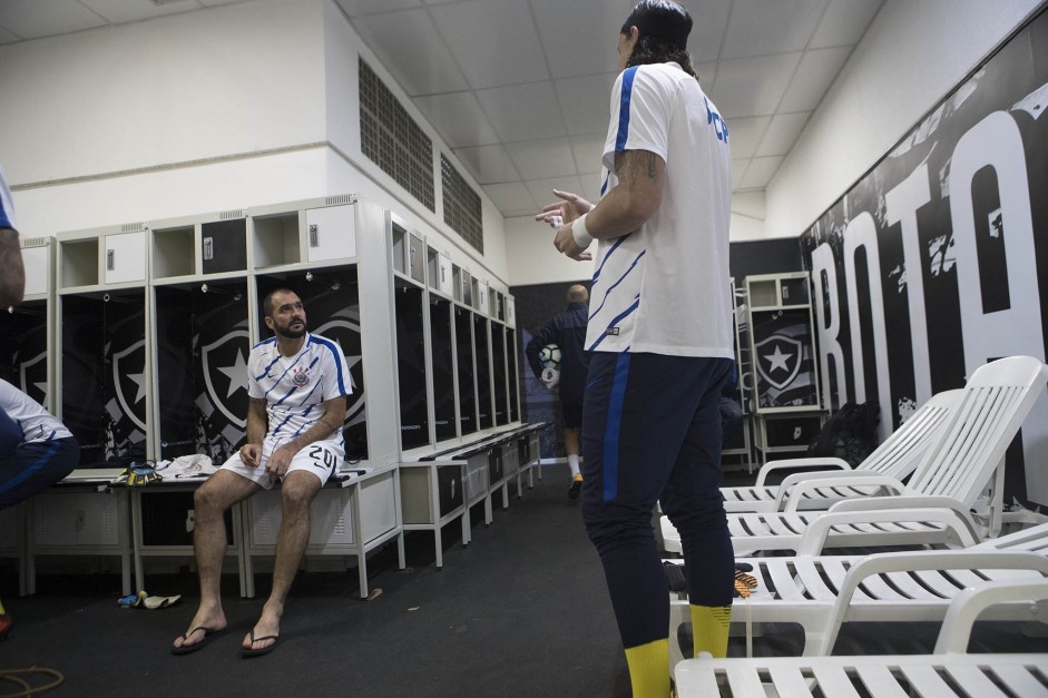 Os veteranos Danilo e Cássio no vestiário do Engenhão antes do jogo contra o Botafogo