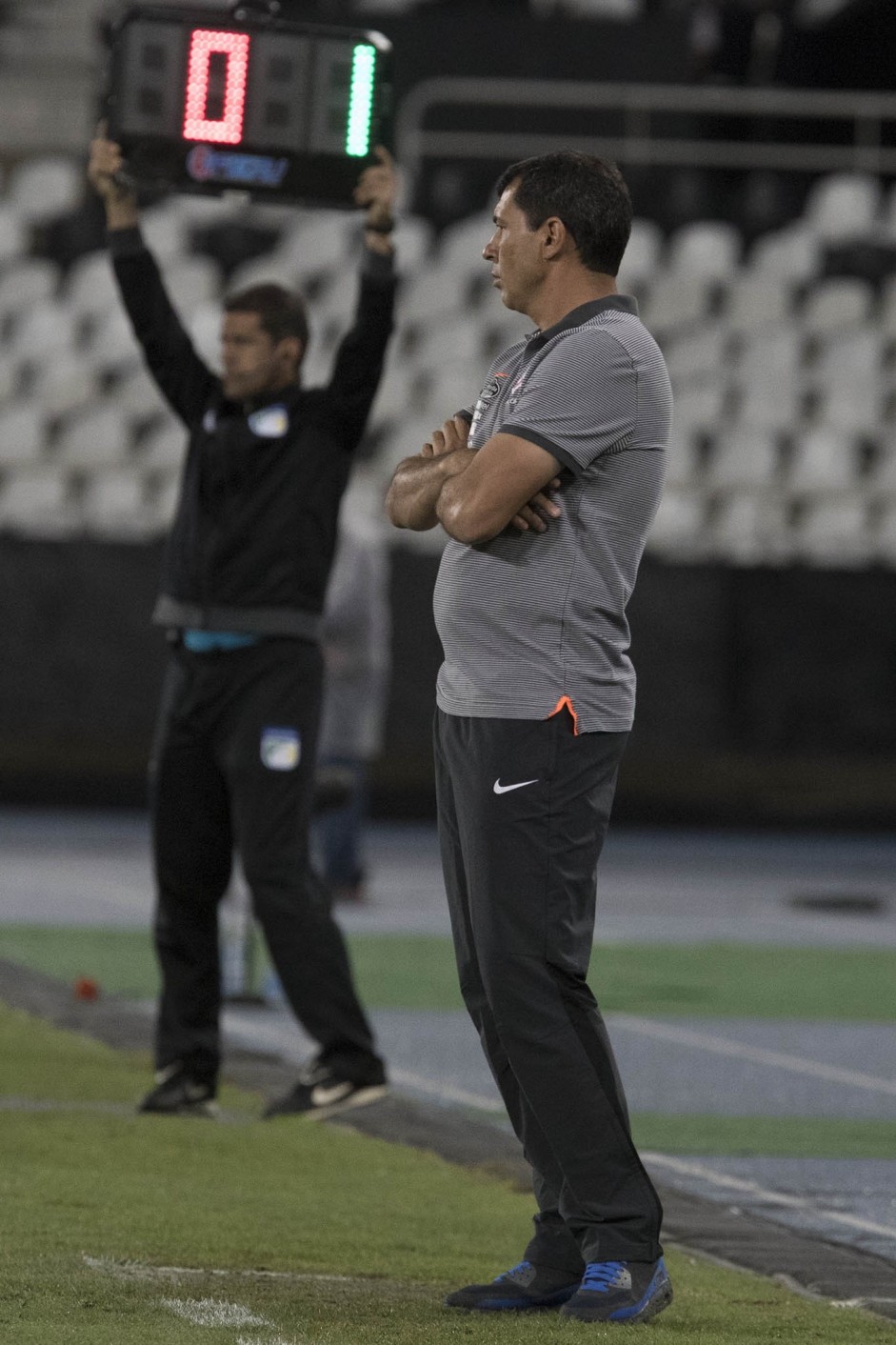 Fábio Carille observando sua equipe a beira de campo