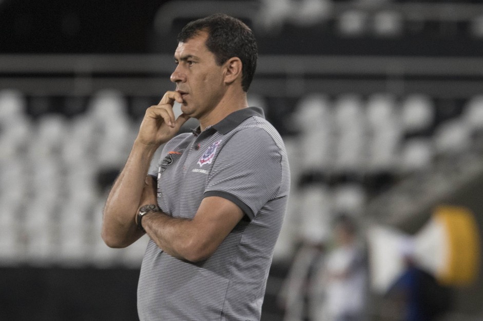 Fábio Carille observando sua equipe a beira de campo