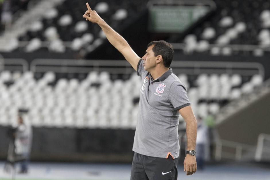 Fbio Carille orienta seus jogadores no jogo contra o Botafogo