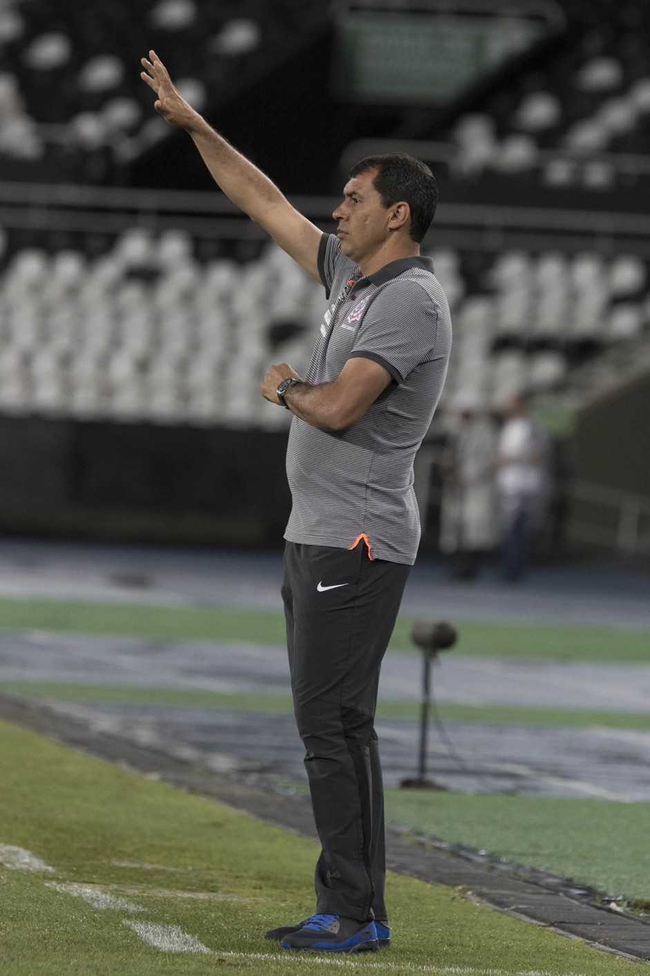 Fbio Carille orienta seus jogadores no jogo contra o Botafogo