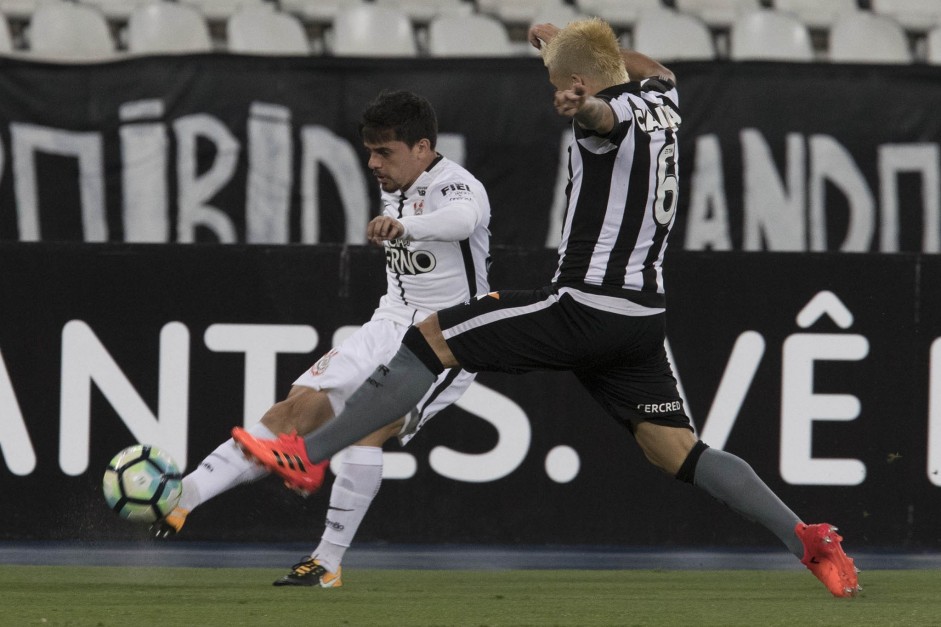 Fagner em jogada durante a partida contra o Botafogo, pelo returno do Brasileirão