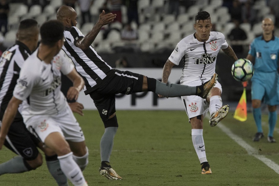 Guilherme Arana em jogada durante a partida contra o Botafogo, pelo returno do Brasileiro
