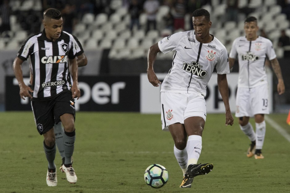 Jô durante a partida contra o Botafogo