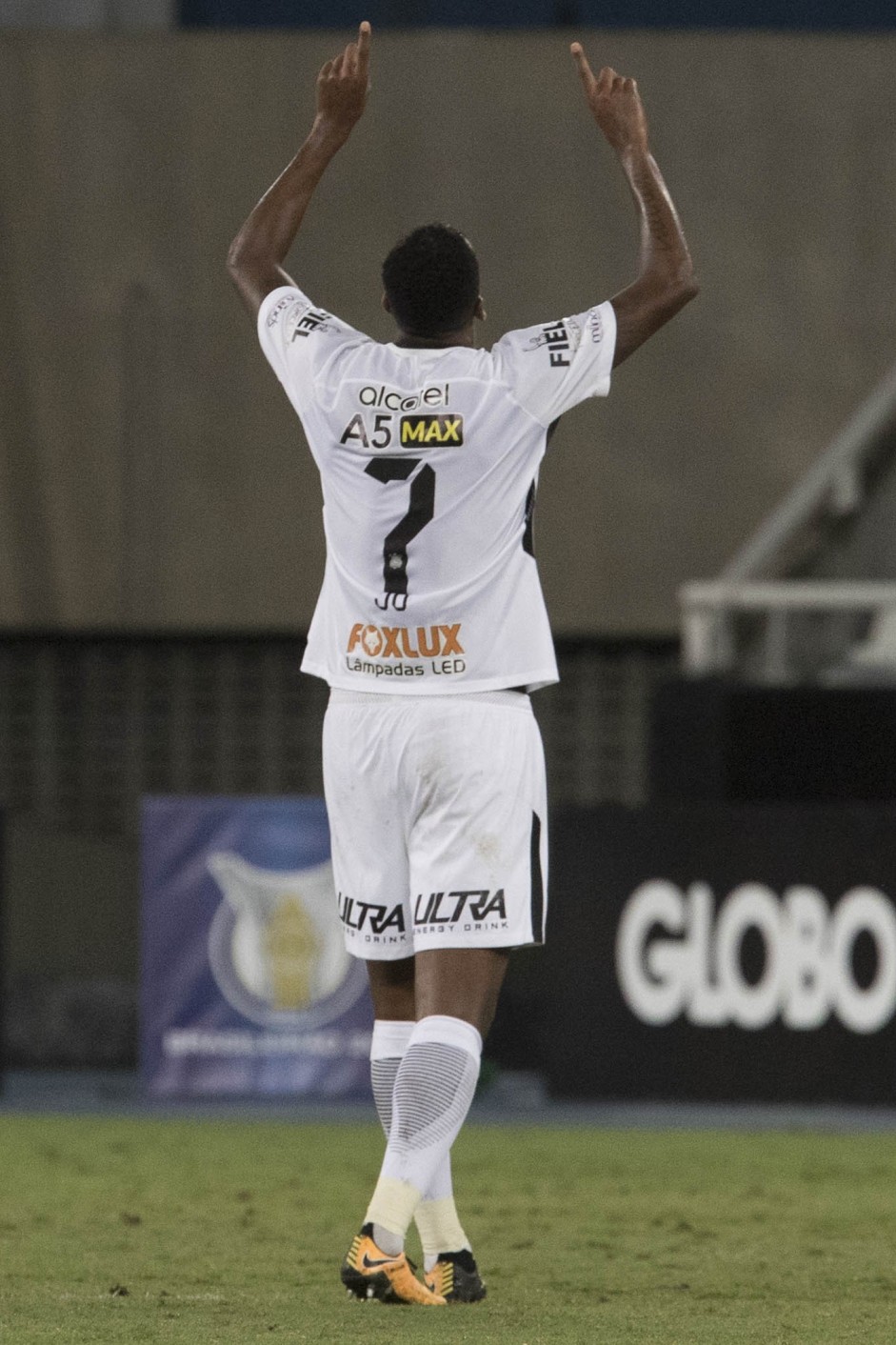 Jô marcou o único gol do Corinthians na partida desta segunda-feira