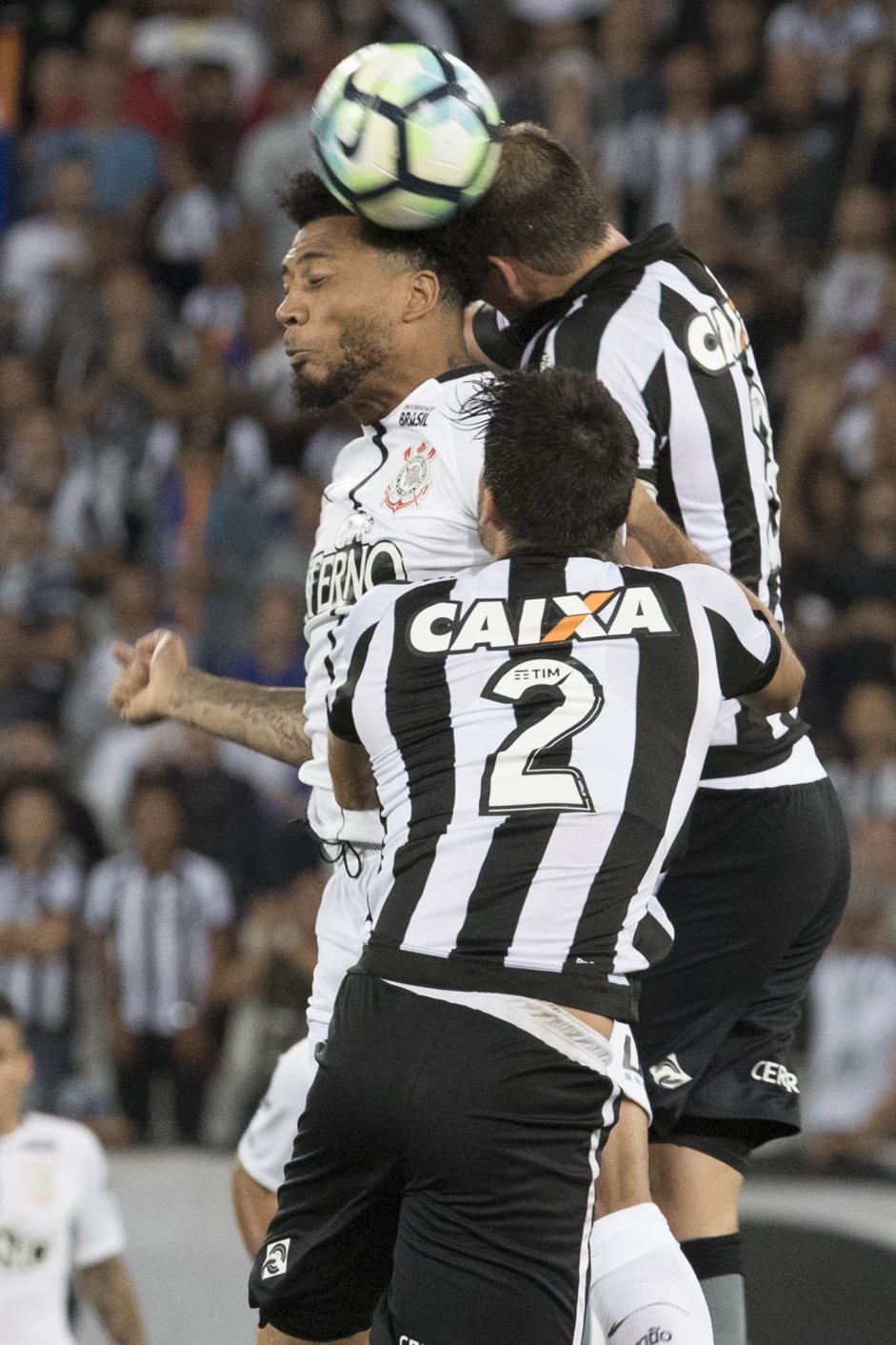 Kazim em dividida na partida contra o Botafogo