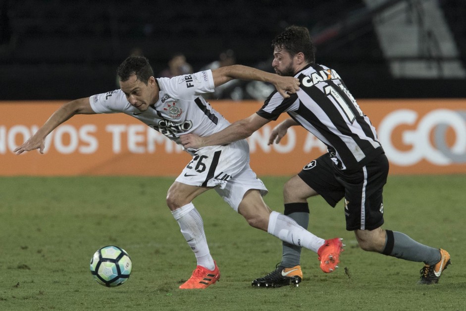 Rodriguinho em jogada durante a partida contra o Botafogo, pelo returno do Brasileirão