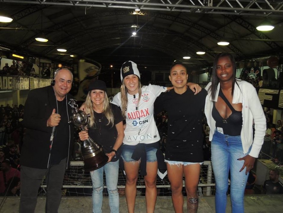 Atletas do Corinthians/Audax levaram troféu à Gaviões da Fiel