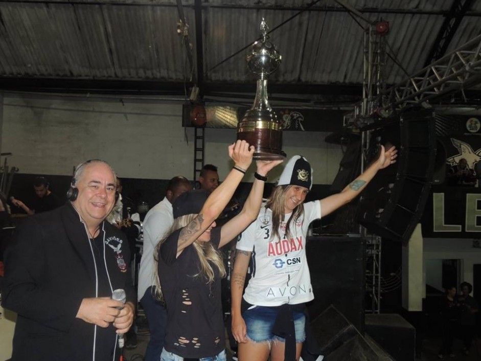 Atletas do Corinthians/Audax levaram troféu à Gaviões da Fiel