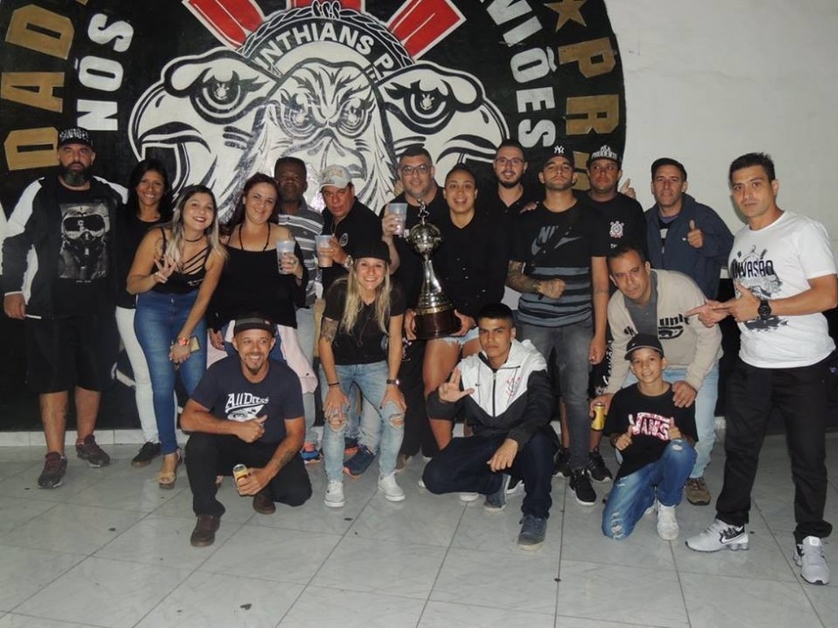 Atletas do Corinthians/Audax levaram troféu à Gaviões da Fiel
