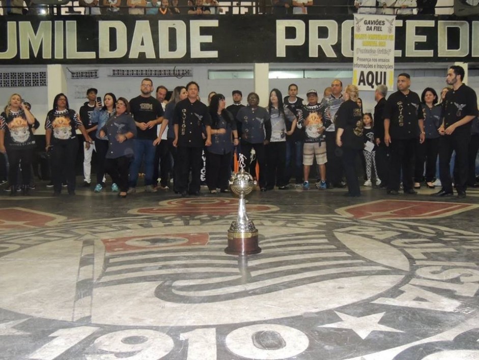 Atletas do Corinthians/Audax levaram troféu à Gaviões da Fiel